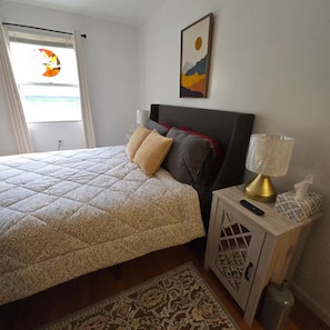 3 habitaciones, tabla de planchar con plancha, wifi y ropa de cama 