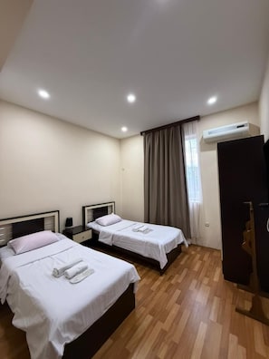 Quarto quádruplo standard, vista para a cidade | Escrivaninha, Wi-Fi de cortesia