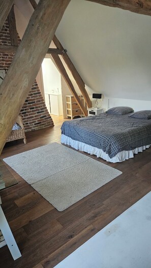 6 bedrooms, iron/ironing board, WiFi, bed sheets