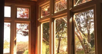 Idlehour - central, cosy classic mountain cottage