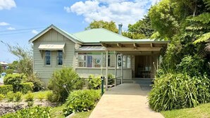 A single-story house with a green roof and a covered porch. - Idlehour - central, cosy classic mountain cottage (Katoomba)