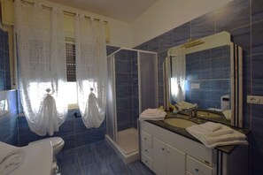 Secador de pelo, toallas, jabón, papel higiénico