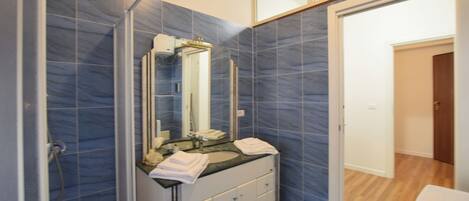 Haartrockner, Handtücher, Seife, Toilettenpapier