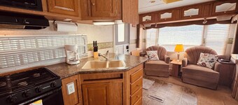 Cozy RV in private dead end - Palatka with AC