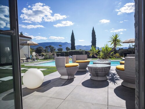 Quiet villa with swimming pool, Jacuzzi, boules court, 25 min from Aix en Provence.