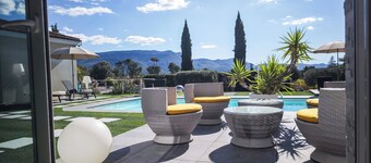 Quiet villa with swimming pool, Jacuzzi, boules court, 25 min from Aix en Provence.