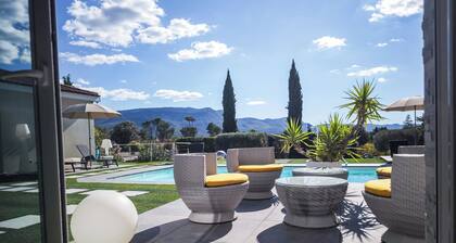Quiet villa with swimming pool, Jacuzzi, boules court, 25 min from Aix en Provence.