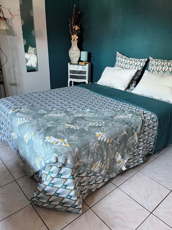 1 bedroom, Internet, bed sheets - Homestay near train station (Dole)