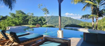 Getaway Charming 2-bedroom house secluded with Ocean Breeze