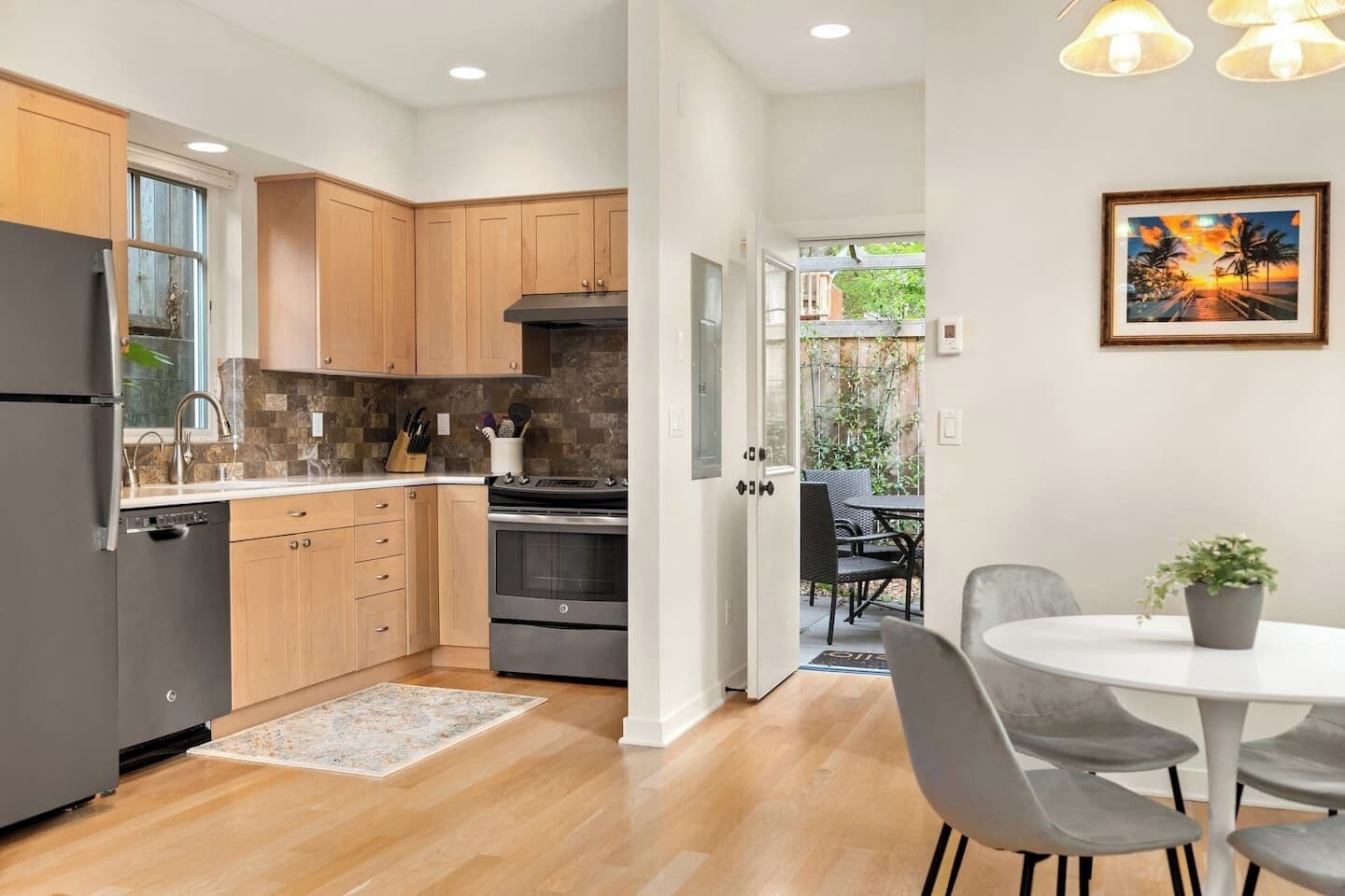 Réfrigérateur, micro-ondes, four, plaque de cuisson