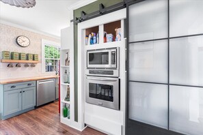 Microwave, oven, stovetop, dishwasher - Stylish Historic Cottage 5 min walk to downtown Mobile (Mobile)