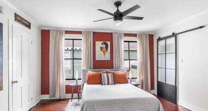 Downtown Mobile: Pet Friendly + 5m Walk