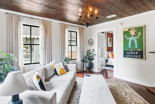 Stylish Historic Cottage 5 min walk to downtown Mobile