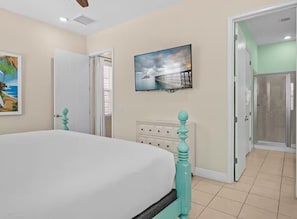 Maison, plusieurs lits, bain à remous, vue jardin (Bikinis and Martinis) | Décoration personnalisée, ameublement personnalisé, draps fournis