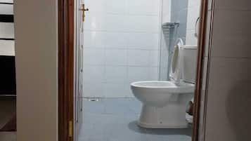 Douche, serviettes fournies, savon, papier toilette