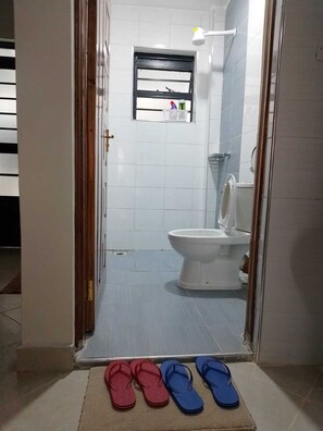 Doccia, asciugamani, sapone, carta igienica