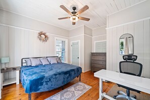 6 bedrooms, desk, iron/ironing board, travel cot