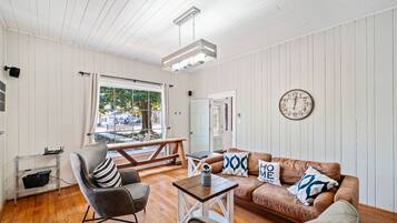 TV connectée, cheminée, livres, écrans d'ordinateur