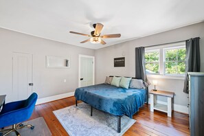 6 chambres, bureau, fer et planche à repasser, lit parapluie