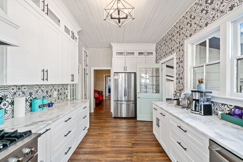 Historic 5 Bedroom Home Walking Distance to Downtown Jasper!