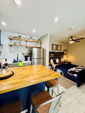 Kühlschrank, Mikrowelle, Herdplatte, Wasserkocher mit Kaffee-/Teezubehör