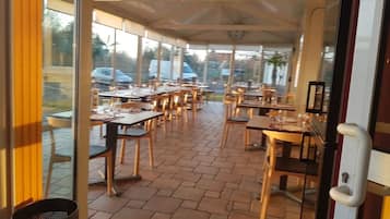 Desayuno buffet (EUR 8.5 por persona)