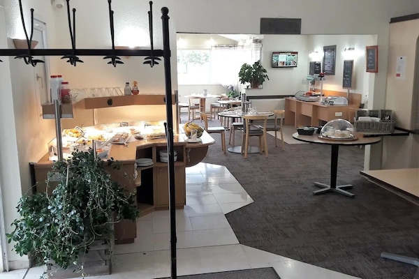 Petit déjeuner buffet (8.5 EUR par personne)