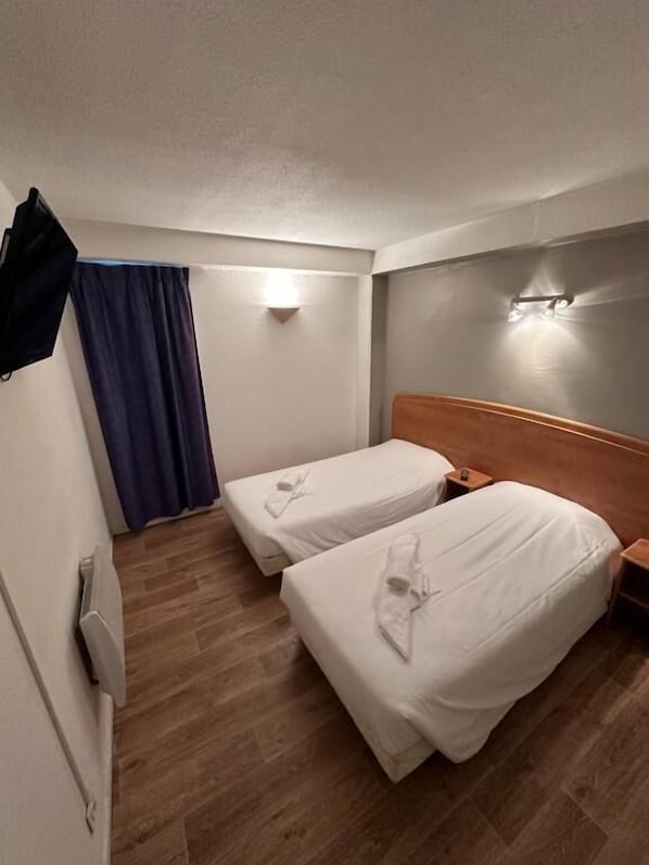 Vierpersoonskamer | Luxe beddengoed, een kluis op de kamer, een laptopwerkplek