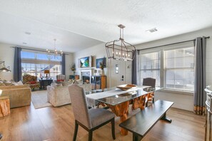 Interior - Upscale Waterfront Boat Lift~Kayaks~Pets~Sleeps12 (Galveston)