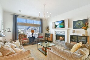 TV, fireplace, stereo - Upscale Waterfront Boat Lift~Kayaks~Pets~Sleeps12 (Galveston)