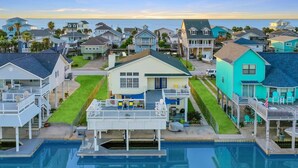 A residential area with houses, a swimming pool, and a view of the ocean. - Upscale Waterfront Boat Lift~Kayaks~Pets~Sleeps12 (Galveston)