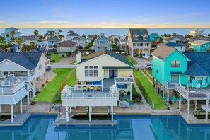 Exterior - Upscale Waterfront Boat Lift~Kayaks~Pets~Sleeps12 (Galveston)