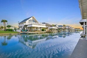 Une propriété située au bord de l’eau, dotée d’une piscine, d’une terrasse couverte et d’un quai pour bateaux.