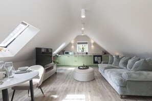 A modern loft apartment with a dining area, a living room, and a kitchen. - Luxury 1-Bed Annex on Rodborough Common (Rodborough Common)