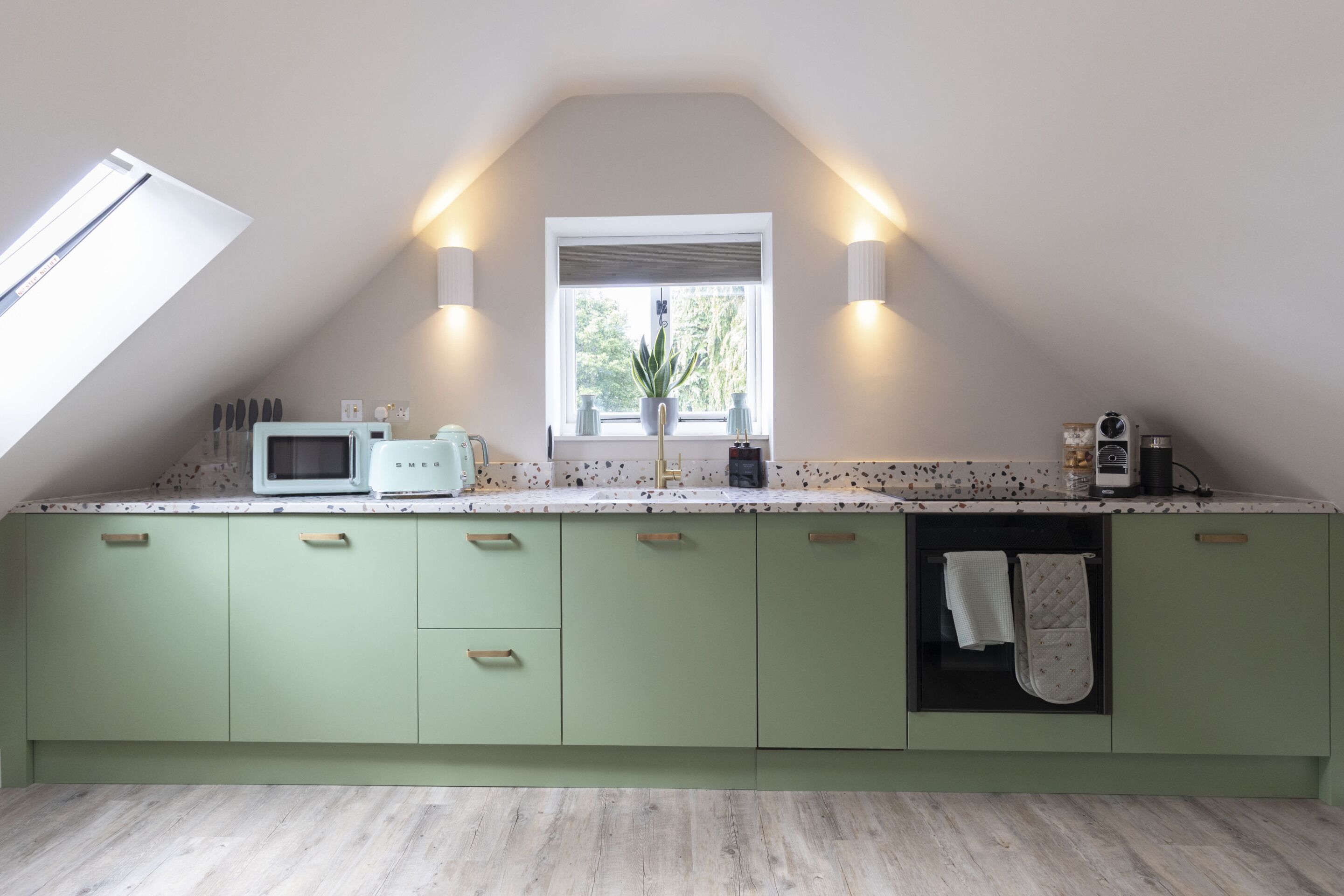 Coffee/tea maker, fridge, microwave, oven