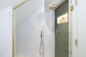Shower, hair dryer, towels - Luxury 1-Bed Annex on Rodborough Common (Rodborough Common)