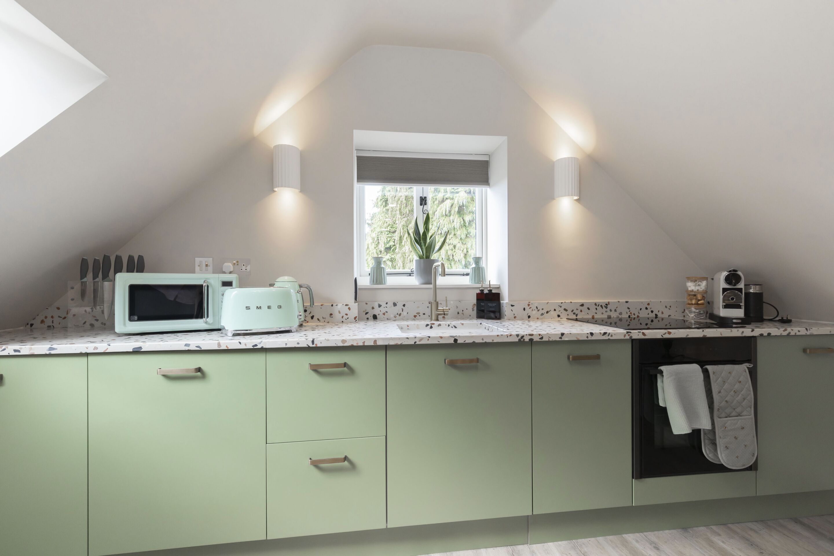 Coffee/tea maker, fridge, microwave, oven