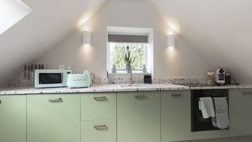 Coffee/tea maker, fridge, microwave, oven