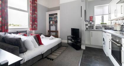 Komfort-Apartment-Eigenes Badezimmer-Strassenblick
