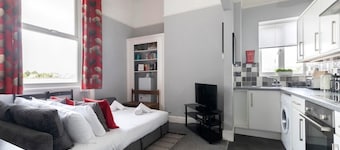 Comfort-Apartment-Private Bathroom-Street View