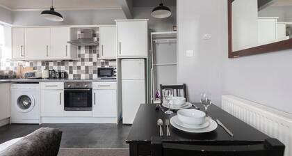 Comfortable 1-Bed Flat Near Pittville Park