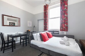 1 chambre, fer et planche à repasser, Wi-Fi gratuit, draps fournis