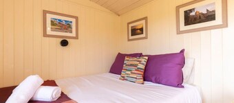 Tranquil Riverside Shepherd’s Hut in Tewkesbury