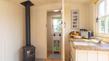 Fridge, stovetop, coffee/tea maker, toaster