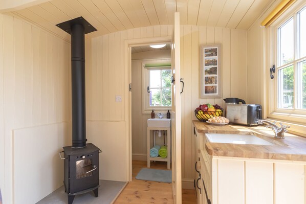 Surface de cuisson, cafetière-théière, grille-pain, chaise haute