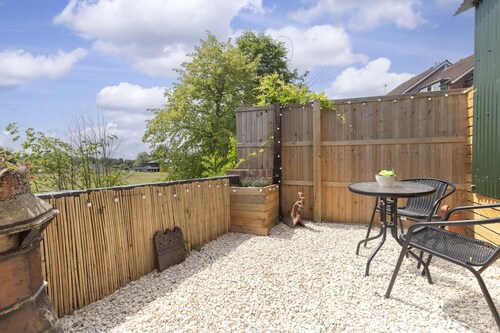 Tranquil Riverside Shepherd’s Hut in Tewkesbury