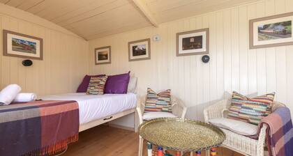 Tranquil Riverside Shepherd’s Hut in Tewkesbury