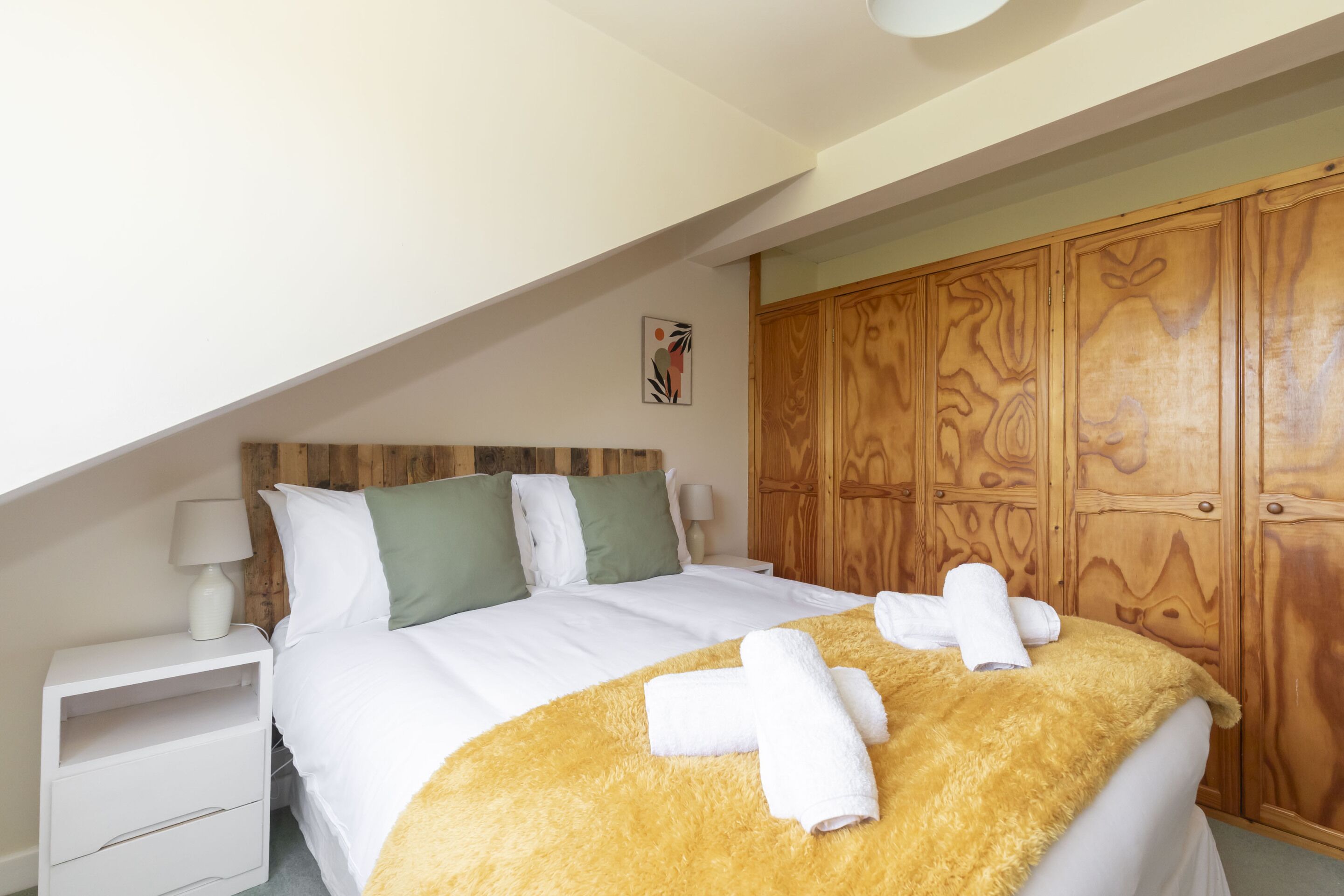 3 habitaciones, tabla de planchar con plancha y cuna de viaje 
