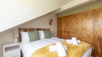3 habitaciones, tabla de planchar con plancha y cuna de viaje