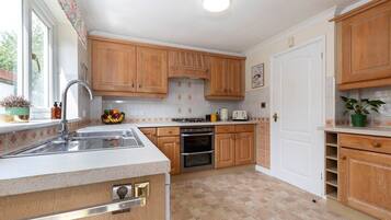 Een koelkast, een magnetron, een oven, een kookplaat